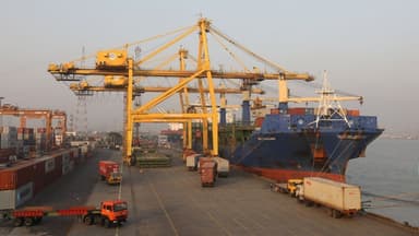 Order to clear auctionable goods lying at port within 15 days