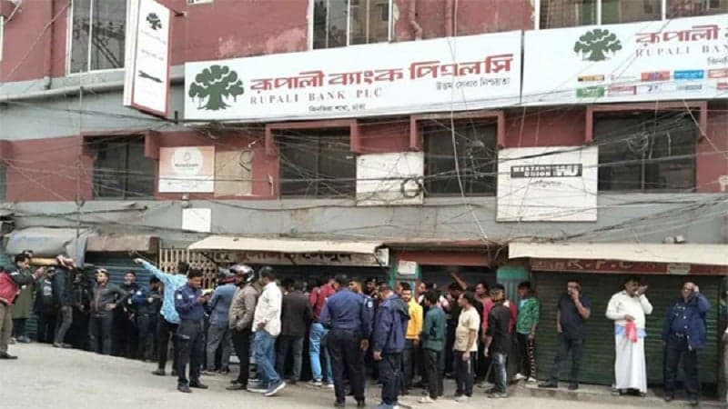 Armed robbers’ storm in Rupali Bank Jinjira branch, hold staff hostage