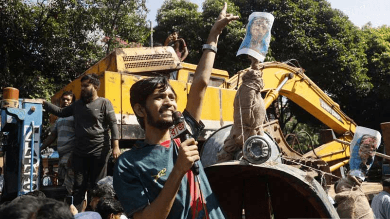 Police stop bulldozers from entering Dhanmondi 32