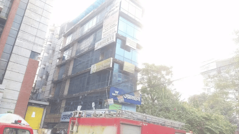 Fire breaks out at multi-storey building in Dhanmondi, two fire service units working to douse blaze