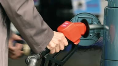 Global oil prices slip despite supply disruption risks grow
