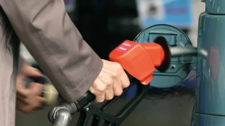 Global oil prices slip despite supply disruption risks grow