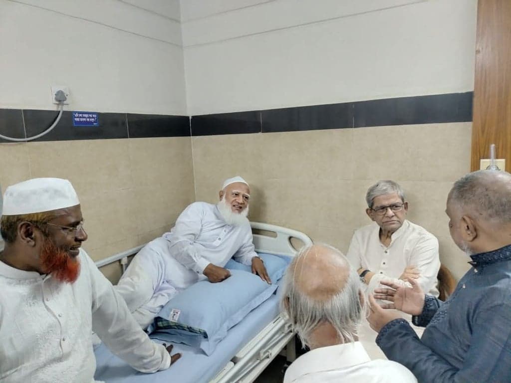 Mirza Fakhrul visits Jamaat Ameer at hospital