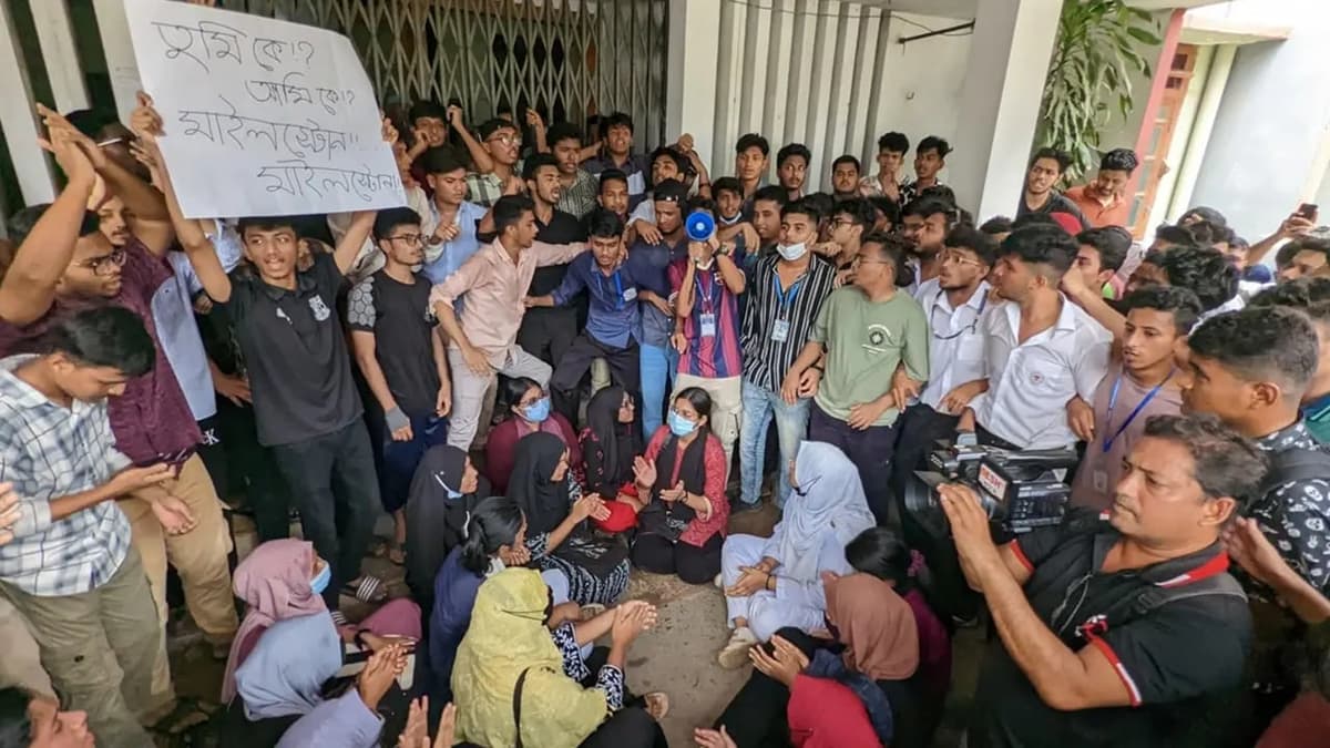 Students in Cumilla protest demanding education adviser resignation, lock education board
