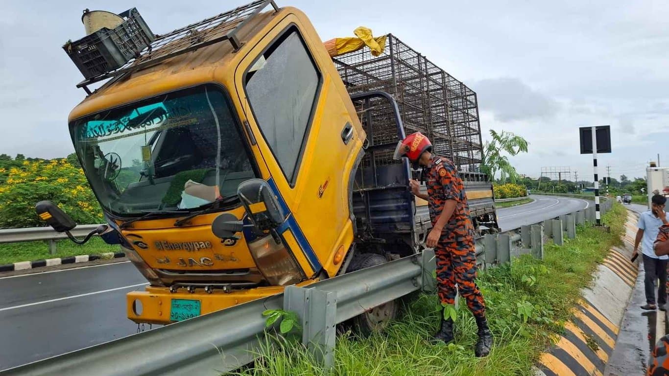 1 killed, 6 injured in separate accidents on Dhaka-Mawa expressway