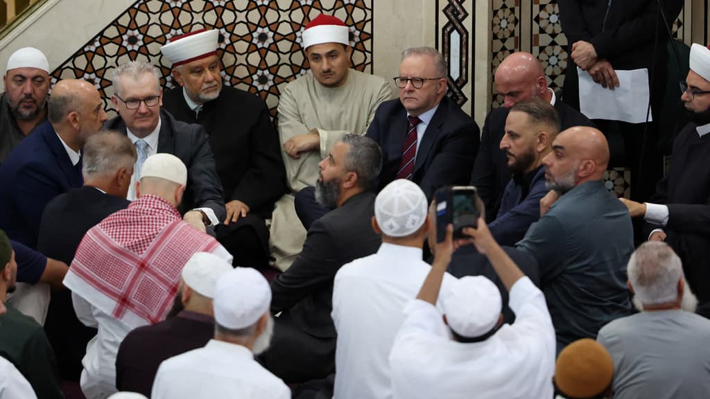 Australian mosque protesters heckle PM over Israel stance