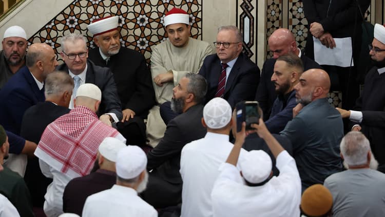 Australian mosque protesters heckle PM over Israel stance