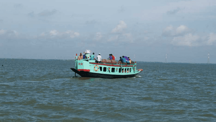 Robbery on tourist trawler in Kishoreganj haor