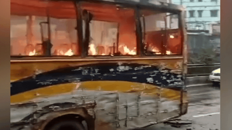 Miscreants set bus on fire in Mirpur