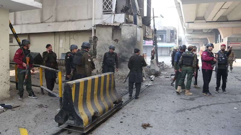 3 killed in attack on Pakistan paramilitary headquarters