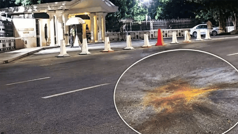 Cocktail explosions in front of Prime Minister's Office