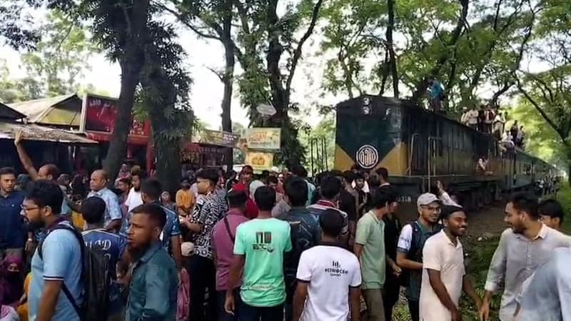 BAU students block railway line disrupting Dhaka-Mymensingh train service