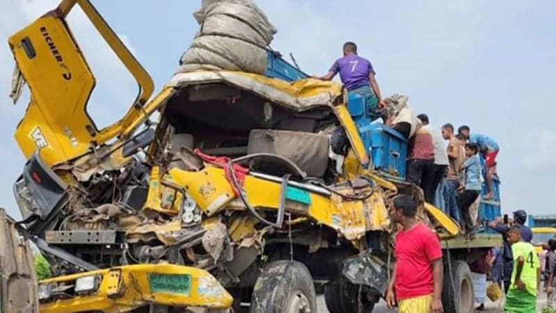 কুমিল্লায় গরুবোঝাই ট্রাক উল্টে নিহত ২