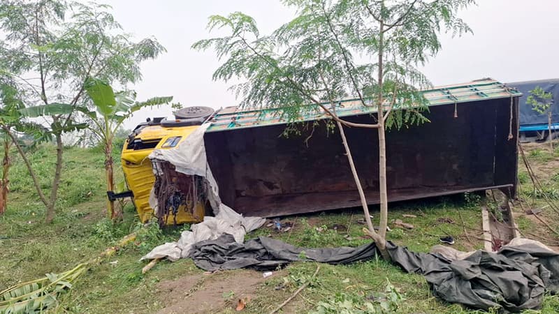 15 killed, 10 others injured as rod-laden truck overturns in Tangail