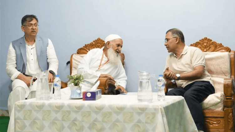 PM meets Hefazat Amir Shah Muhiubullah Babunagari