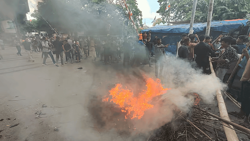 Clashes between transport workers and police in Chattogram, two roads blocked