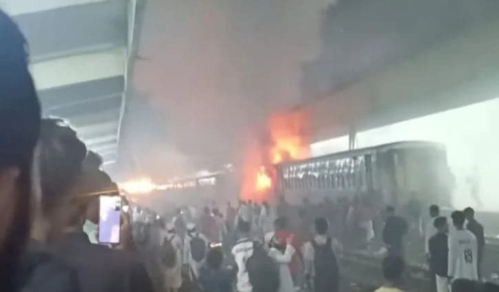 Fire breaks out in train at Kamalapur