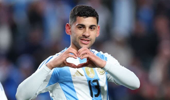 Argentine defender Romero calls former footballer, presenter Neville 'stupid'