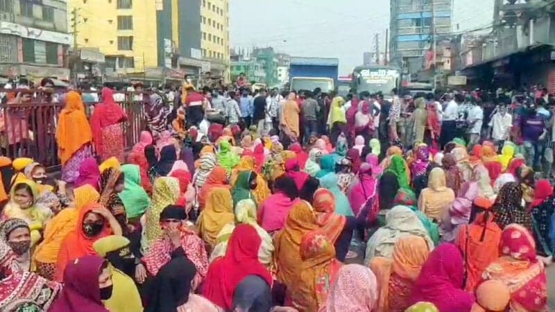 Workers block highway in Gazipur, commuters in distress