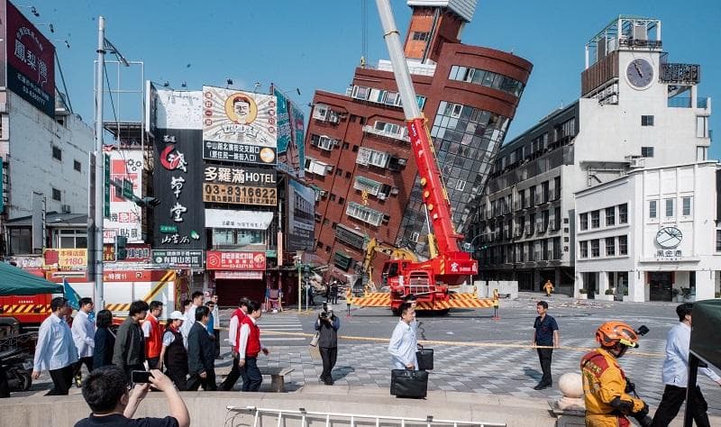 Taiwan earthquake injuries top 1,000, hotel workers still missing