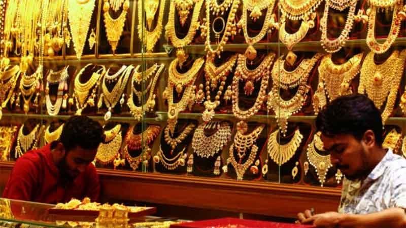 Gold prices fall slightly