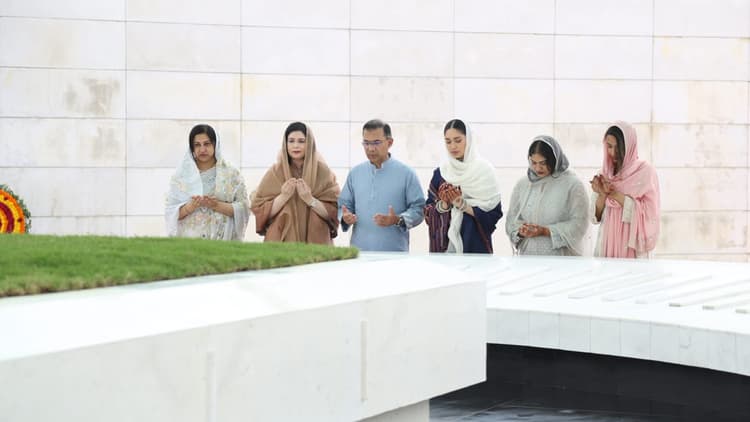 Prime Minister visits parents' graves