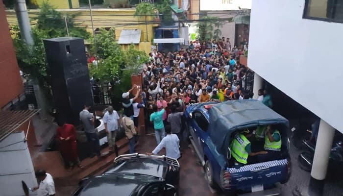 Protesters sorround Press Secretary Shafiqul Alam at Khulna Press Club