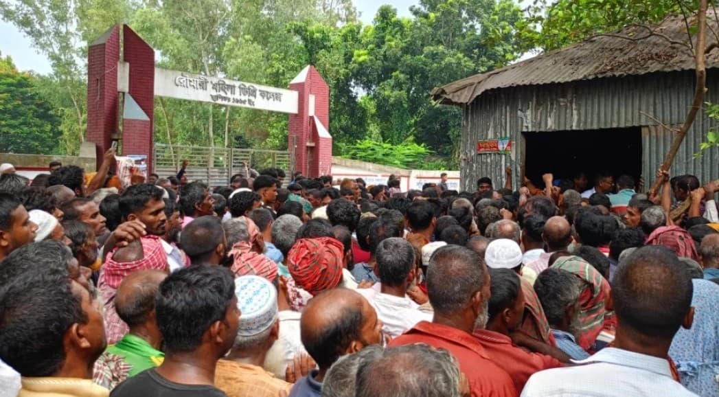 Farmers break into godown and take fertiliser after dealer fails to show up in Roumari