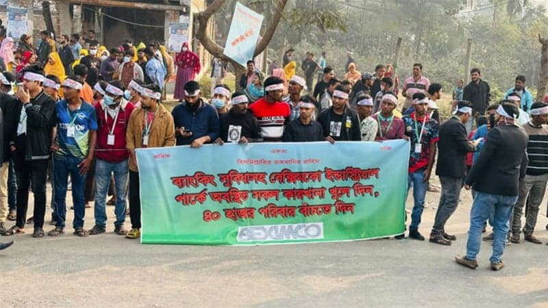Workers form human chain demanding reopening of Beximco factories