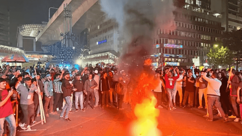 Mobile traders block road in Karwan Bazar