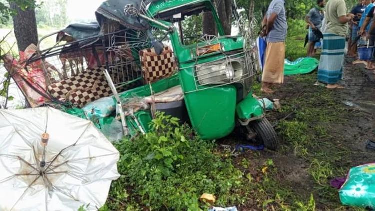 চট্টগ্রামে সিএনজি-মাইক্রোবাসের সংঘর্ষে নিহত ২