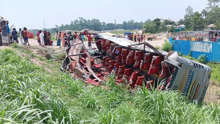 17 injured, bus falls into ditch on Dhaka-Tangail highway