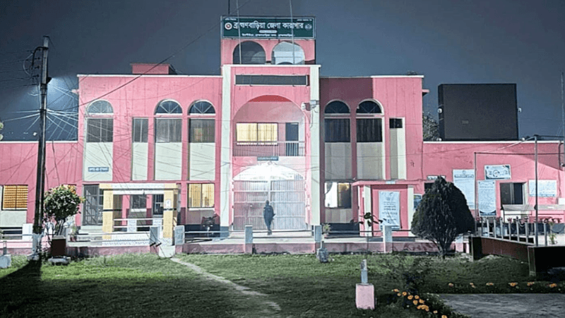 Undertrial escapes using another inmate’s bail papers, six jail guards suspended