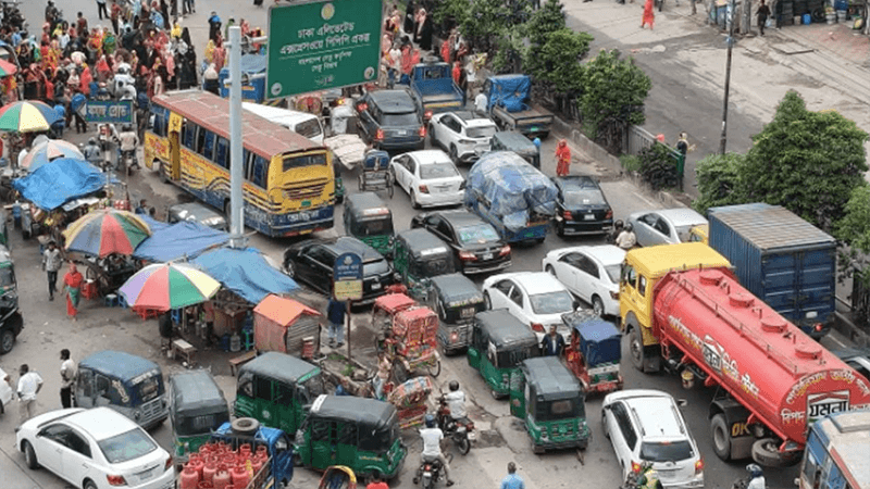 Garment workers block Kuril road, traffic gridlock ensues