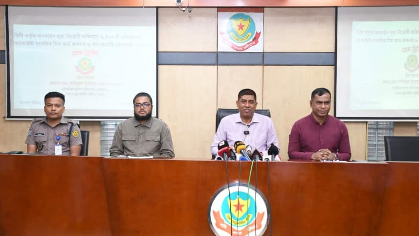 Daily online gambling transactions worth Tk5 crore, 6 held with 6,600 SIMs