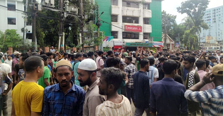 Battery-run rickshaw drivers vandalise vehicles, besiege DC office in Sylhet
