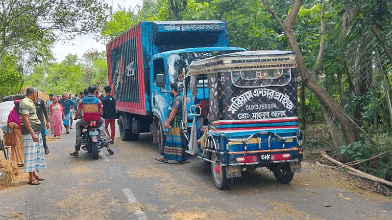 Woman killed in motorcycle-covered van collision in Tungipara, driver held