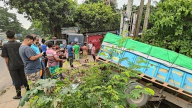 Uncontrolled truck kills pedestrian, injures 4 in Sonargaon