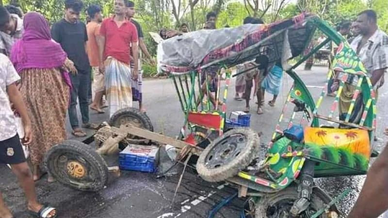 3 killed as bus hits autorickshaw in Natore