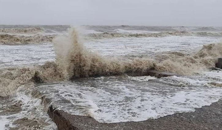 Signal number 3 in sea, rain may continue all daylong