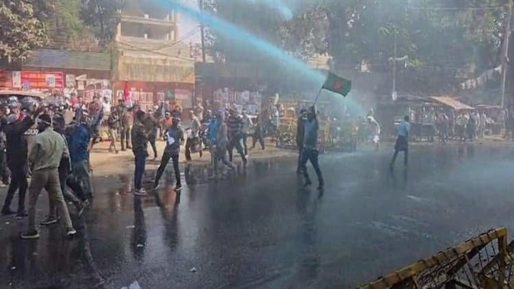 Govt employees storm Jamuna demanding 9th pay scale gazette, police fire tear gas