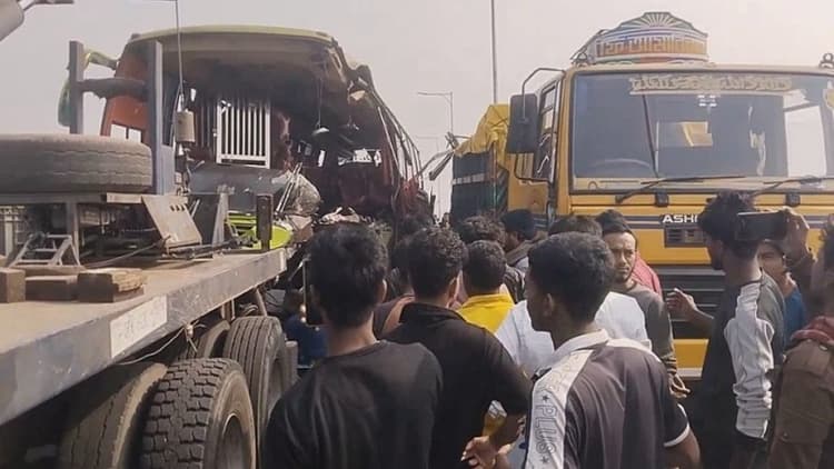 3 killed in bus–truck collision in Shibchar, 15 injured