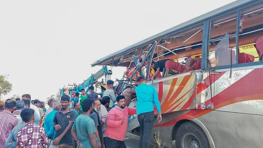3 killed as bus hits parked truck in Rangpur