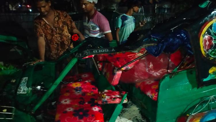4 people die in truck-autorickshaw collision in Bogura
