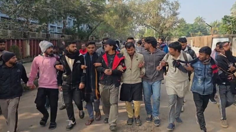 SAD leader Mahdi gets bail, stages showdown after release