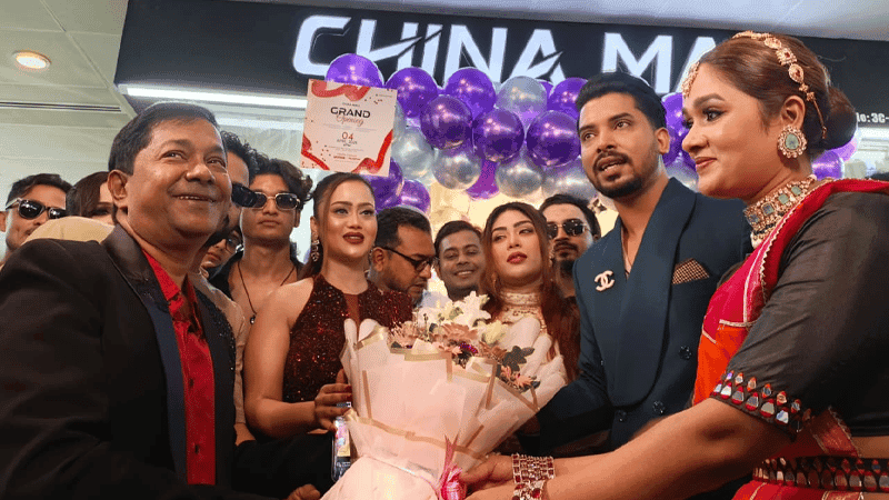 Celebrity crowd at China Mall's grand opening