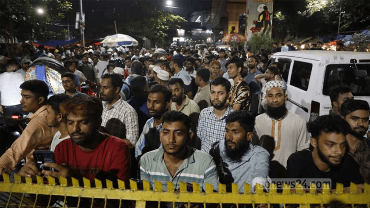 Mass gathering at DU entrances amid DUCSU elections