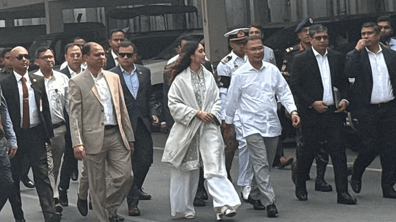 PM walks to Osmani auditorium from Secretariat