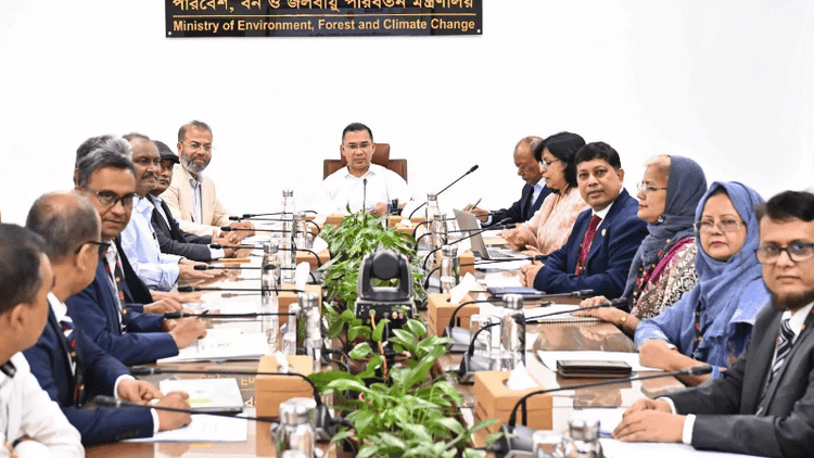 PM urges officials to go beyond duties to protect environment