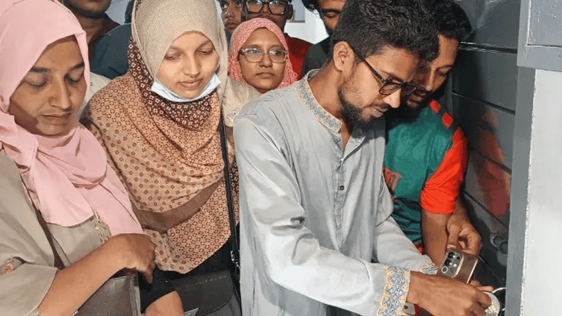 Barishal civil surgeon's removal demanded; students lock his office symbolically